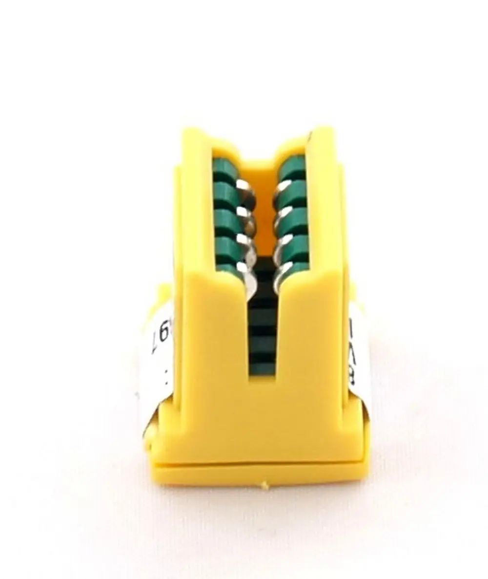 Parameterstecker in gelber Farbe mit grünen Kontakten, gefertigt für Wolf Produkte, ermöglicht die Verbindung zu einer HE-Pumpe ohne Trockenlauf.